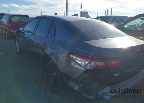 2018 Toyota Camry Le z USA, uszkodzony, nr VIN 4T1B11HKXJU030453